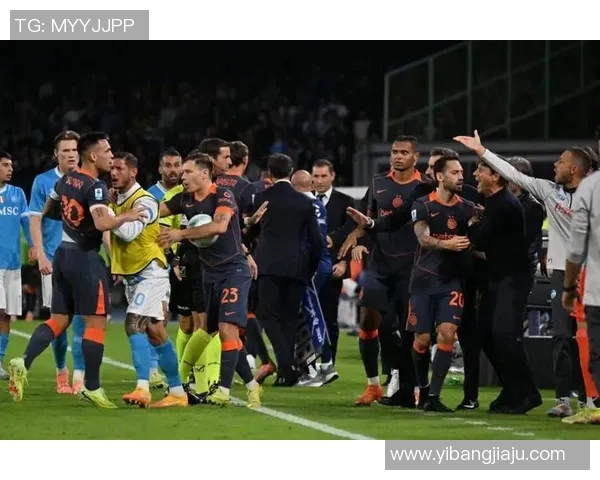 那不勒斯球员赛后庆祝胜利，球迷热情相伴